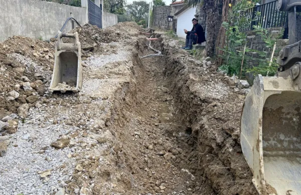 Delavci  se na Škofijah ne ukvarjajo več z gradnjo kanalizacije, pač 
pa zgolj še polagajo optične kable in napeljujejo elektriko, nakar 
bo sledilo polaganje asfalta. 