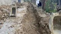 Delavci  se na Škofijah ne ukvarjajo več z gradnjo kanalizacije, pač 
pa zgolj še polagajo optične kable in napeljujejo elektriko, nakar 
bo sledilo polaganje asfalta. 