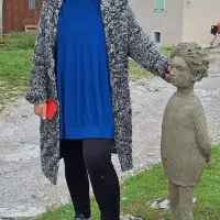 Urša Toman s svojim nagajivim malim velikanom. Le kaj bo spet 
ušpičil? Kaj namerava s kamni, ki jih skriva za hrbtom?   