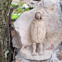 Ena od skulptur je že del zida ob 
bližnji hiši in tako ostaja v Kubedu.