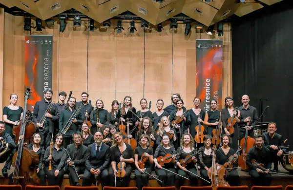 Orkester Theresia sestavljajo mladi glasbeniki iz  več kot 40 
držav. 