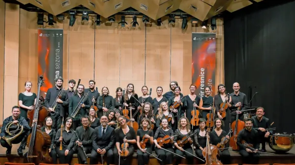 Orkester Theresia sestavljajo mladi glasbeniki iz  več kot 40 
držav. 