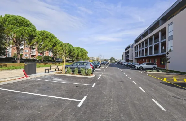 

Novo parkirišče s 103 parkirnimi mesti ob novem domu upokojencev v Olmu bo namenjeno predvsem stanovalcem stolpičev 
v Ulici Istrskega odreda (na nasprotni strani).