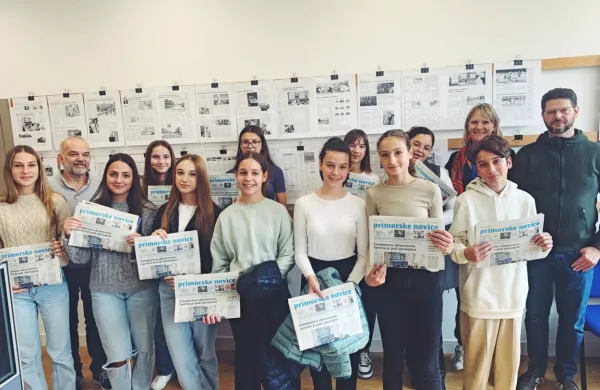 Navdušeni devetošolci v centralni redakciji Primorskih novic z  
izvršnim urednikom Bojanom Gluhakom (levo) ter (z desne)  
tehničnim urednikom Denisom Scherom in novinarko Petro 
Vidrih. 
