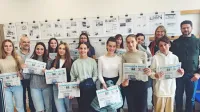 Navdušeni devetošolci v centralni redakciji Primorskih novic z  
izvršnim urednikom Bojanom Gluhakom (levo) ter (z desne)  
tehničnim urednikom Denisom Scherom in novinarko Petro 
Vidrih. 