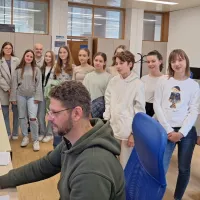 Tehnični urednik Denis Scher je mladim predstavil delo medijskega tehnika. 