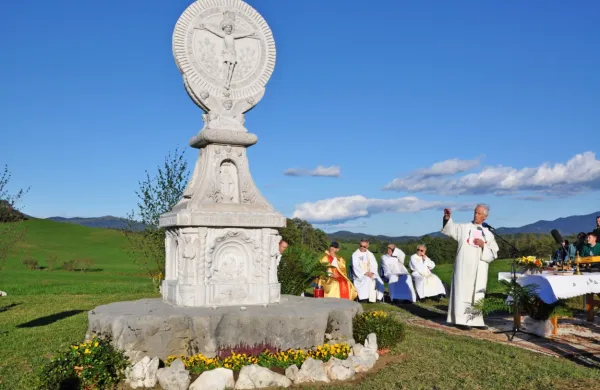 Duhovnik Vid Premrl je “svoje” znamenje ob blagoslovu pospremil 
še z razlago.