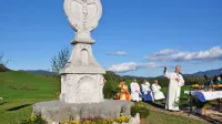 Duhovnik Vid Premrl je “svoje” znamenje ob blagoslovu pospremil 
še z razlago.