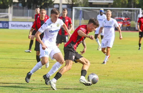 Koprčani (v svetlejših dresih) so se na prvi medsebojni tekmi  proti 
Ajdovcem veselili treh točk. Kako bo nocoj na Bonifiki? 