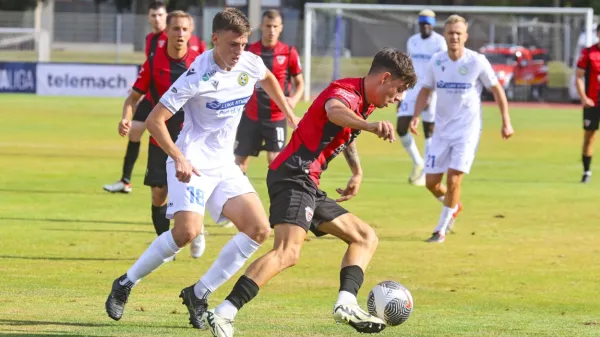 Koprčani (v svetlejših dresih) so se na prvi medsebojni tekmi  proti 
Ajdovcem veselili treh točk. Kako bo nocoj na Bonifiki? 