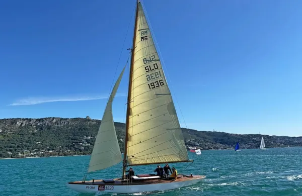 Jadrnica galeb oziroma kuter M6, zgrajen v Trogirju leta 1936, je na 
Barkolani v svojem razredu osvojil prvo mesto. 