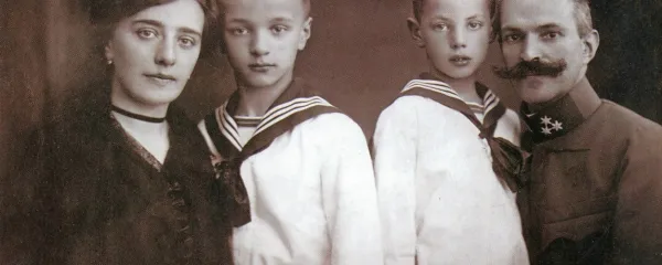 Marija in Rudolf Maister s sinovoma Hrvojem in Borutom. Fotografija je iz knjige Rudolf Maister, general in pesnik avtorja dr.
Bruna Hartmana.