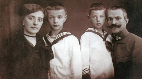 Marija in Rudolf Maister s sinovoma Hrvojem in Borutom. Fotografija je iz knjige Rudolf Maister, general in pesnik avtorja dr. 
Bruna Hartmana.