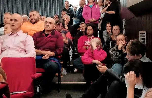 V polni dvorani Doma na Vidmu  je bilo od vsega začetka čutiti napetost in nasprotovanje državni pobudi za postavitev vetrnic.