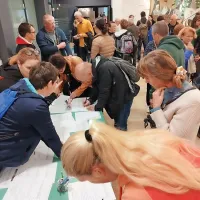 Pred pričetkom javne predstavitve so udeleženci razprave 
množično pisali pripombe in predloge k pobudi za državni 
prostorski načrt.  