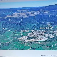 Vizualizacija vetrnih elektrarn na planoti vzhodno od Ilirske 
Bistrice in Šembilj prikazuje vetrnice, ki bi bile visoke 250 
metrov.