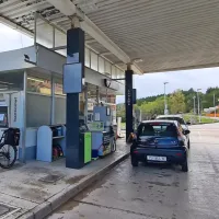 Poleti so neznanci vlomili v prostore bencinskega servisa, kjer so 
nato nasilno odprli bankomat in ukradli denar. 