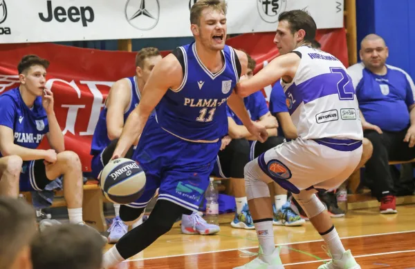 Peter Košir  (levo) je postal eden ključnih košarkarjev bistriškega 
drugoligaša.