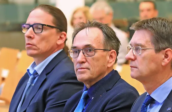 “Smiselno bi bilo, da bi tudi po plači oba UKC-ja ostala na isti ravni, 
kot velja sedaj, saj sta oba klinični ustanovi s posebnimi nalogami. 
Edina razlika je, da eden stoji v Ljubljani, je večji in starejši,