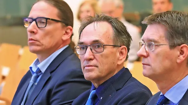 “Smiselno bi bilo, da bi tudi po plači oba UKC-ja ostala na isti ravni, 
kot velja sedaj, saj sta oba klinični ustanovi s posebnimi nalogami. 
Edina razlika je, da eden stoji v Ljubljani, je večji in starejši,