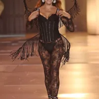 Nasmejana Carla Bruni na modni pisti znamke Victoria's Secret v 
New Yorku