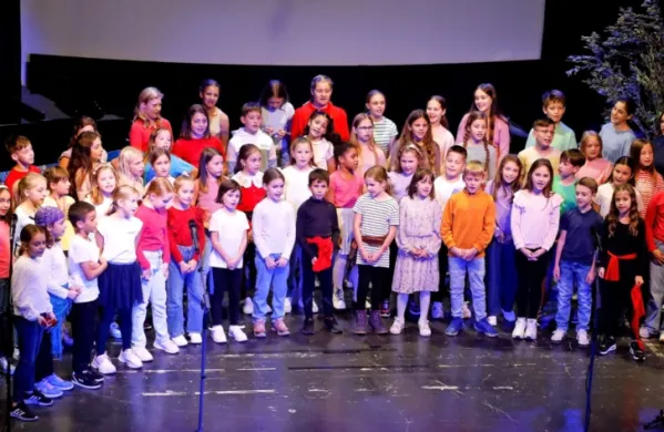 Mladim pevcem OŠ Vojke Šmuc, ki so oblikovali kulturni program, 
se je na odru pridružil tudi nekdanji učenec, glasbenik Rudi 
Bučar.