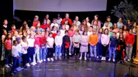 Mladim pevcem OŠ Vojke Šmuc, ki so oblikovali kulturni program, 
se je na odru pridružil tudi nekdanji učenec, glasbenik Rudi 
Bučar.