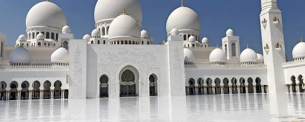 Mošeja Sheik Zayed preseneti z osupljivo fasado iz belega 
marmorja.