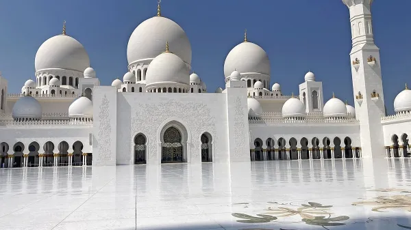 Mošeja Sheik Zayed preseneti z osupljivo fasado iz belega 
marmorja.