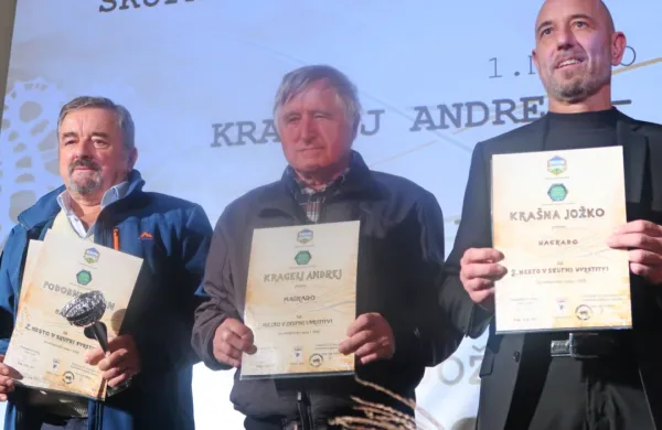 Vsem trem šampionom, najboljšim v skupni razvrstitvi - Ivanu 
Podobniku, Andreju Kraglju in Jožku Krašni (z leve) - so primat 
prinesli vzorci gozdnega medu.