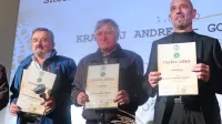 Vsem trem šampionom, najboljšim v skupni razvrstitvi - Ivanu 
Podobniku, Andreju Kraglju in Jožku Krašni (z leve) - so primat 
prinesli vzorci gozdnega medu.