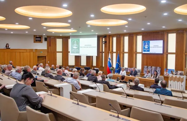 Državni svet zaseda v mali dvorani slovenskega parlamenta.