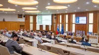 Državni svet zaseda v mali dvorani slovenskega parlamenta.
