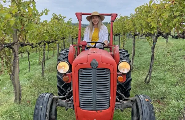 Ana Bucik sede tudi na traktor
