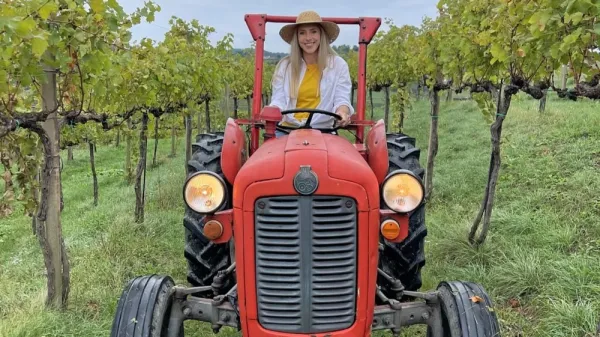Ana Bucik sede tudi na traktor