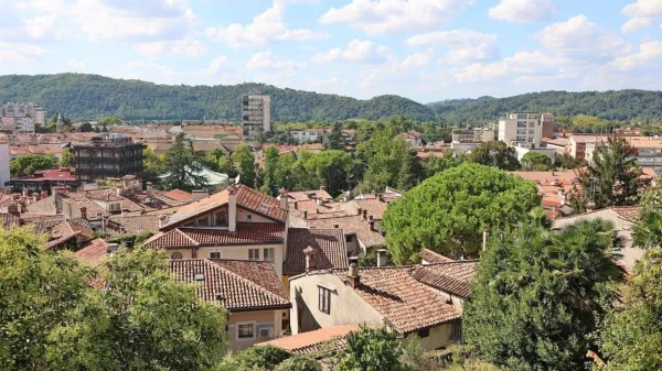 Za oddajo stanovanja v turistične namene lahko lastnik zahteva od 
80 do  100 evrov na noč, medtem ko dolgoročna oddaja stanovanja 
v Gorici prinaša od 450 do 600 evrov mesečno.