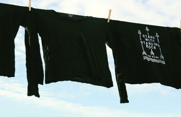 

Črno perilo perite pri nizkih temperaturah in izbirajte krajše pralne 
cikle.