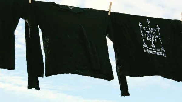 

Črno perilo perite pri nizkih temperaturah in izbirajte krajše pralne 
cikle.