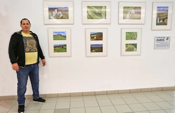 Simon Rebula ob svojih fotografijah, ki bodo razstavljene do 15. 
novembra.