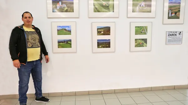 Simon Rebula ob svojih fotografijah, ki bodo razstavljene do 15. 
novembra.