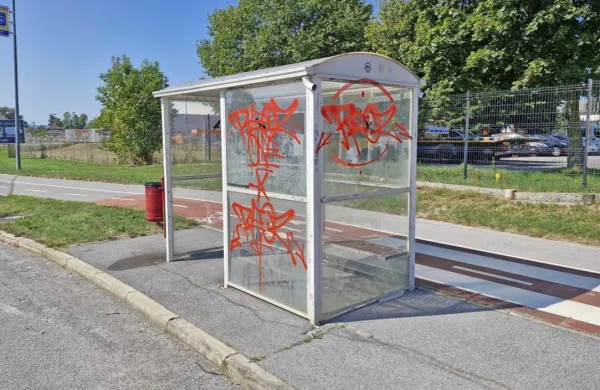 Objestneži  puščajo svoje “podpise”  na avtobusnih  postajališčih,  
prometnih  znakih,  zidovih  ...  