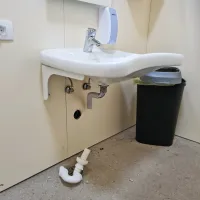 Med  zadnjimi tarčami vandalov  so  bila  tudi  javna  stranišča.