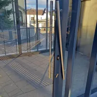 Poškodovana vrata dvigala  