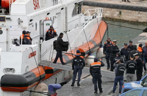 Begunci iz Egipta in Bangladeša med izkrcanjem v italijanski luki 
Bari po tem, ko rimsko sodišče ni dovolilo, da ostanejo v 
sprejemnem centru v Albaniji. 