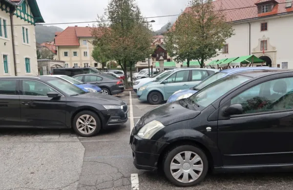 Po svetnikih liste Odgovorni za občino je še nadzorni odbor 
opozoril, da v Idriji kaotični mirujoči promet in kratkotrajno 
parkiranje urejajo z nezakonitim odlokom iz leta 1996.