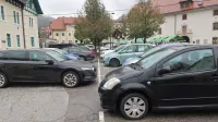 Po svetnikih liste Odgovorni za občino je še nadzorni odbor 
opozoril, da v Idriji kaotični mirujoči promet in kratkotrajno 
parkiranje urejajo z nezakonitim odlokom iz leta 1996.