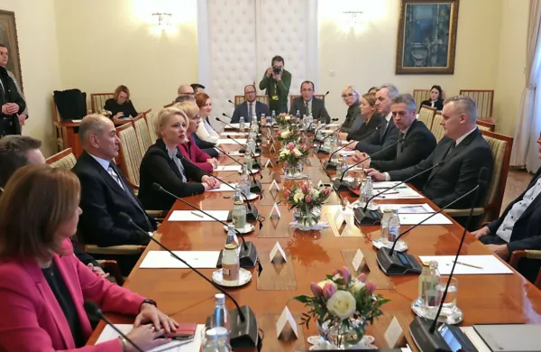 Januarja letos so se parlamentarne stranke strinjale, da bodo skupaj oblikovale referendumsko vprašanje o projektu drugega bloka jedrske elektrarne v Krškem. Zdaj je 
referendum odpovedan. 