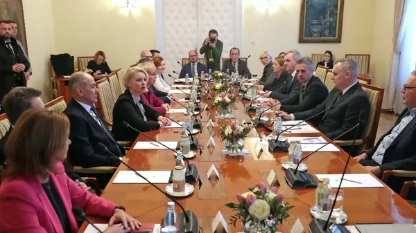 Januarja letos so se parlamentarne stranke strinjale, da bodo skupaj oblikovale referendumsko vprašanje o projektu drugega bloka jedrske elektrarne v Krškem. Zdaj je 
referendum odpovedan. 