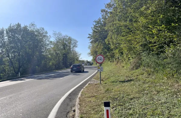 Oznaka za prepoved kolesarjenja na Šmarski cesti, 300 metrov 
pred krožiščem Srgaši.