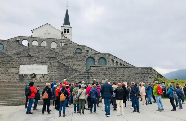 Na prvem izletu so udeleženci obiskali   kostnico v Kobaridu. 